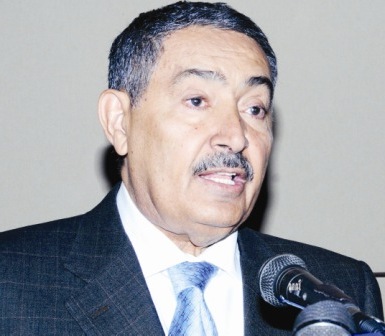 عبدالغني لدى لقائه التجار ورجال الأعمال في محافظة تعز أمس